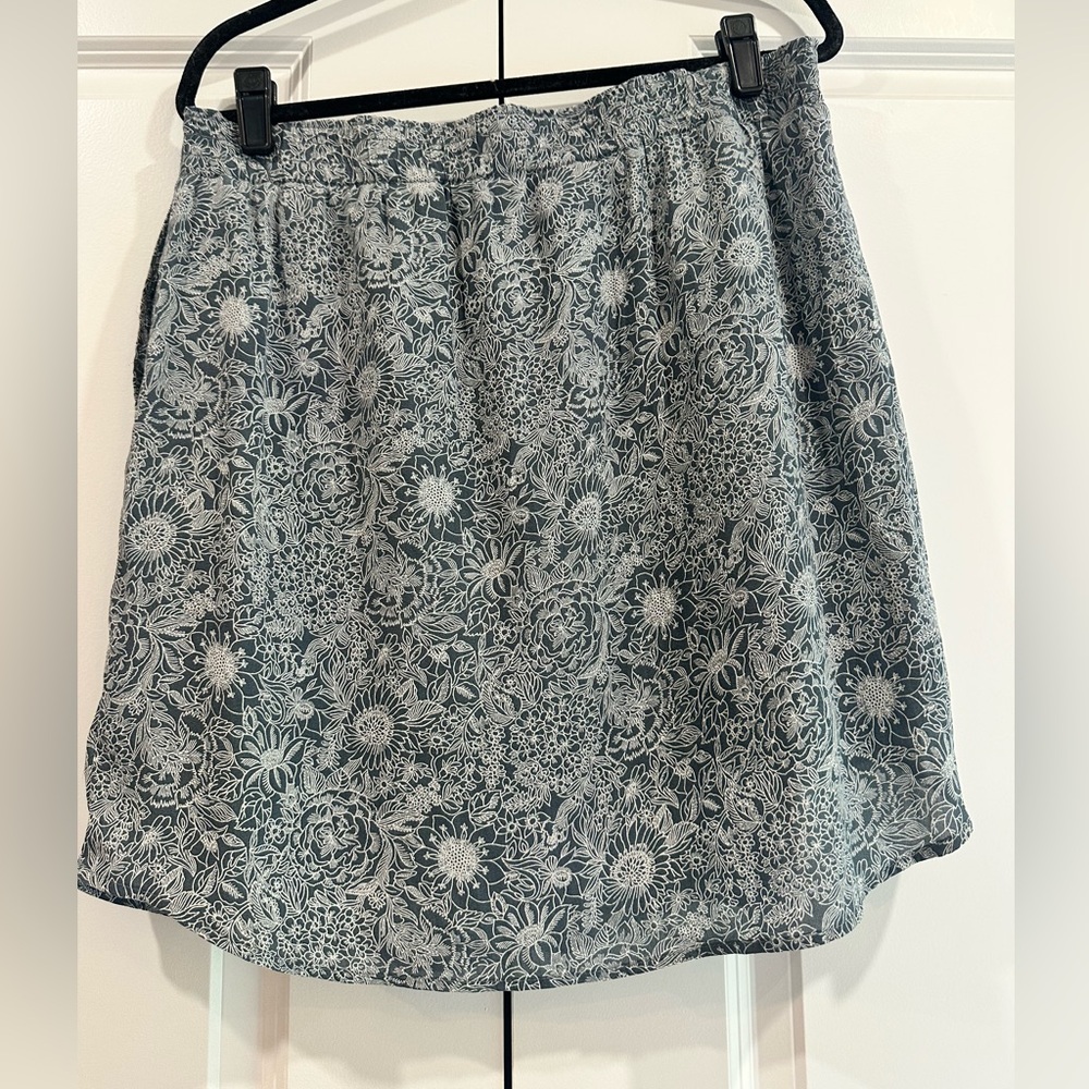 New without tags LOFT bluish Gray and Pleated Skirt with pockets